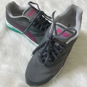 Excellent condition worn once Puma sneaker size 6